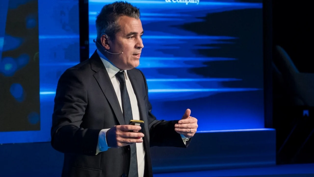 El presidente de Renault en España advierte un gran problema en el país: "Es el equivalente a cerrar una planta española cada año"