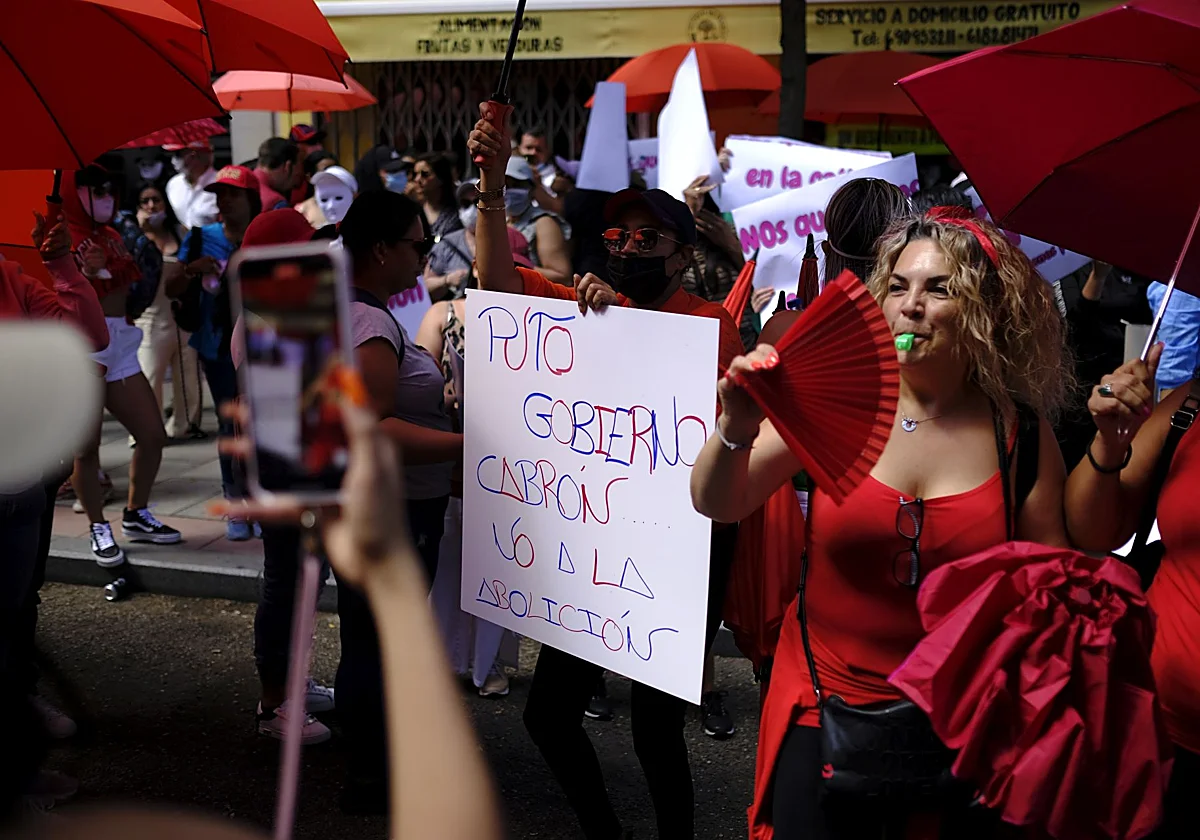 Acusan al Gobierno de ejercer una coacción ideológica «inaudita» con dinero público