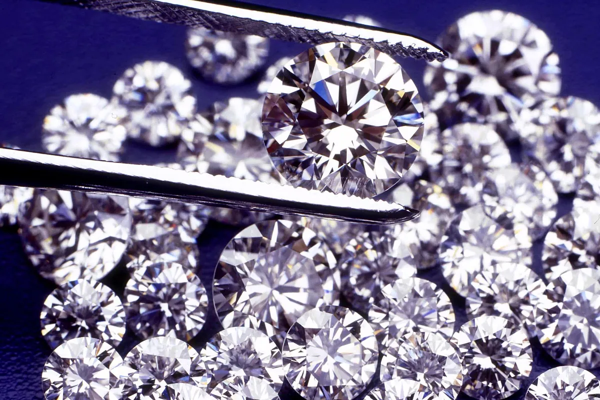 Anglo American baja a la mitad el valor del gigante de diamantes De Beers