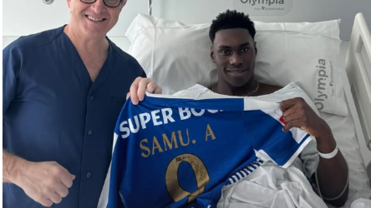 Samu sonríe tras ser operado con éxito