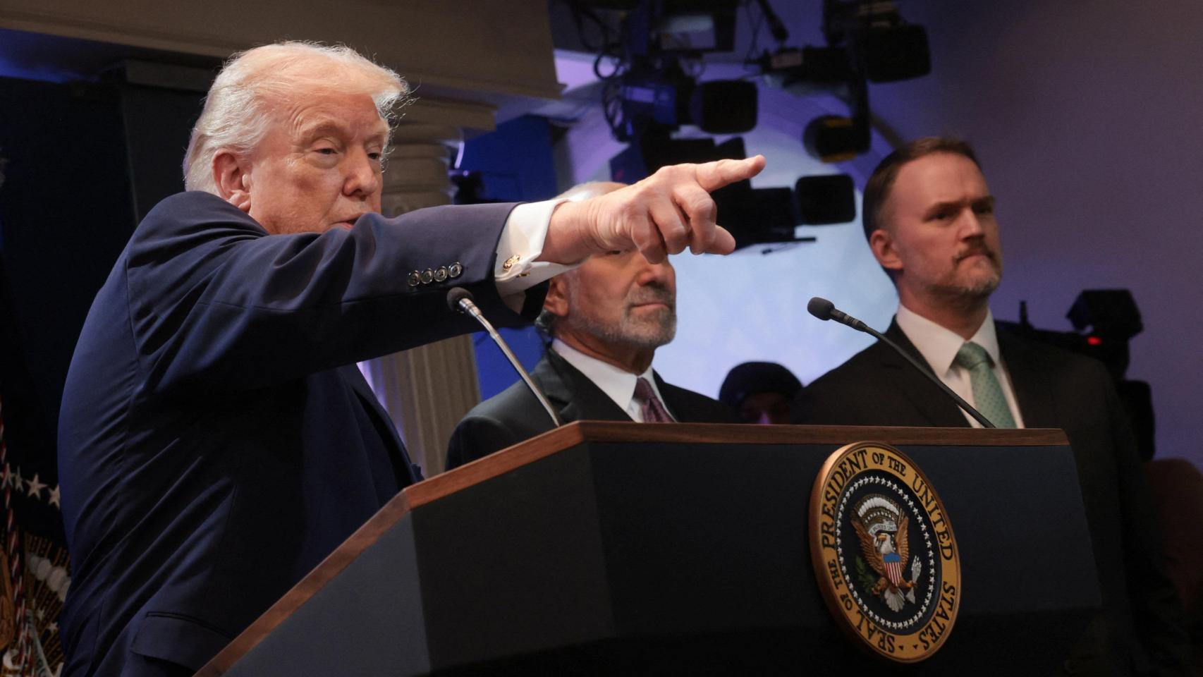 Trump insulta a los jueces del Supremo, prepara un "plan B" para sus aranceles y anuncia una nueva tasa global del 10%