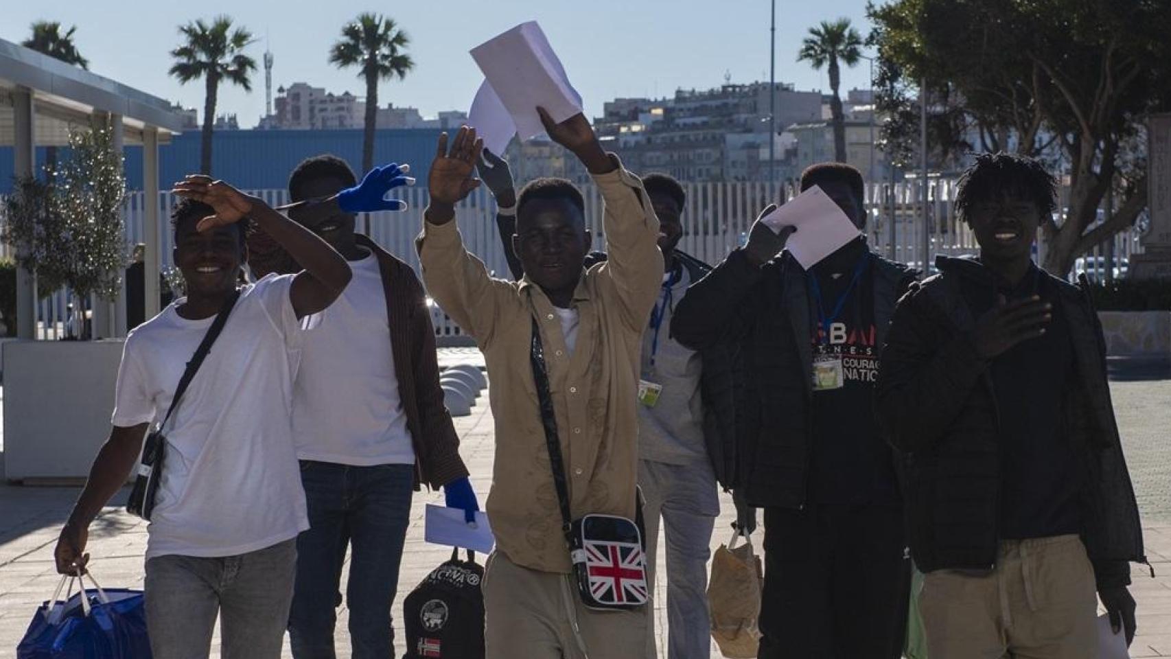 Más de 1,2 M de inmigrantes entrarán en la regularización masiva, según un informe del comisario jefe de Extranjería