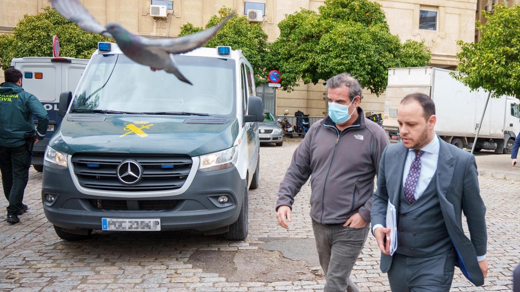 Chistes homófobos, "estafas" pagadas con vino y otros excesos del ex número dos del delegado del Gobierno andaluz