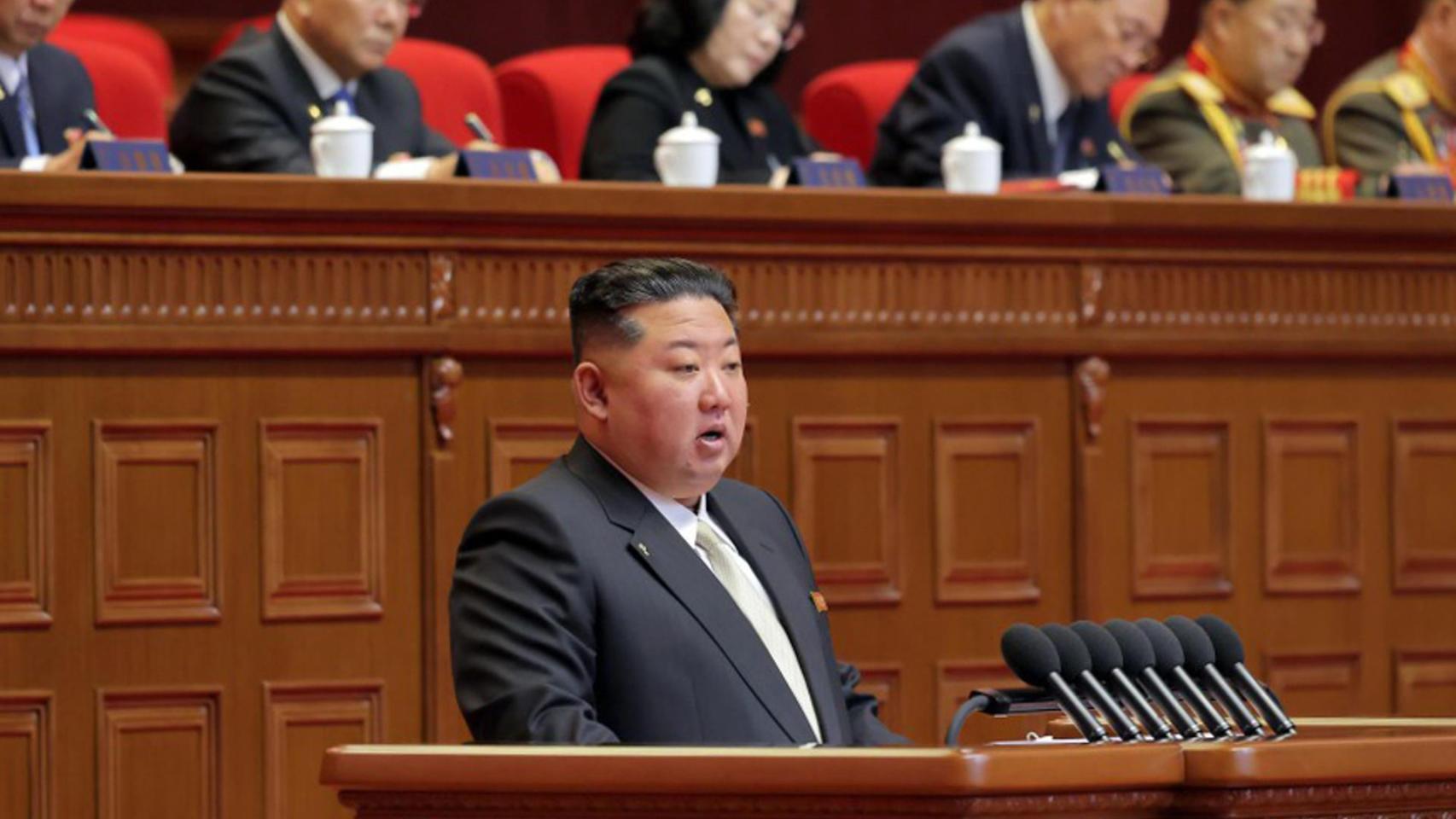 Kim Jong-un presume del poder militar de Corea del Norte, enseña su nuevo cohete nuclear y celebra la mejoría económica