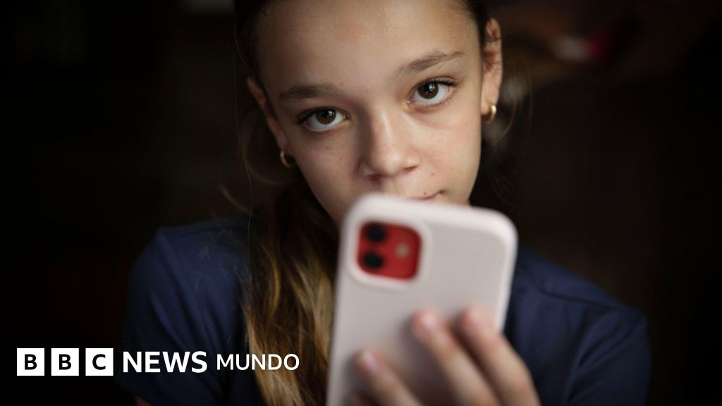 "¿Cuántas jóvenes más deben morir?": los desafíos que enfrenta Australia para prohibir el acceso de los menores de 16 años a las redes sociales