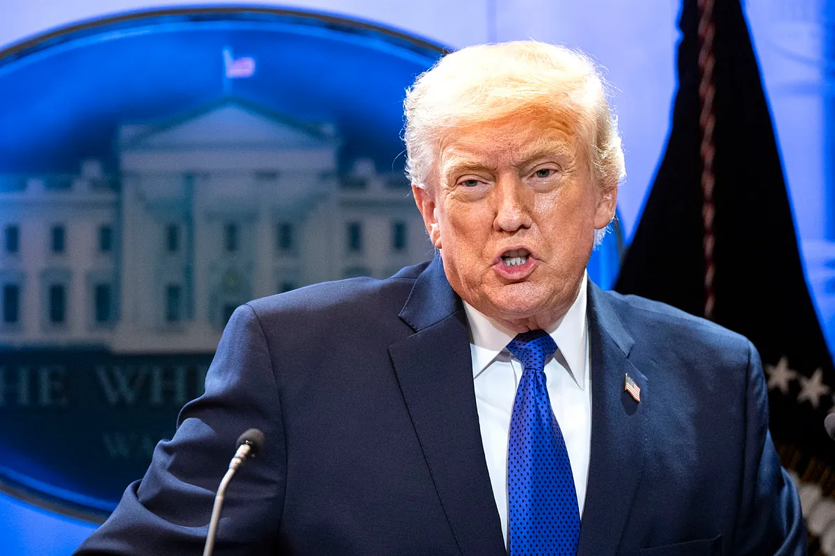 Trump firma una orden para imponer un nuevo arancel global del 10% tras el bloqueo del Supremo