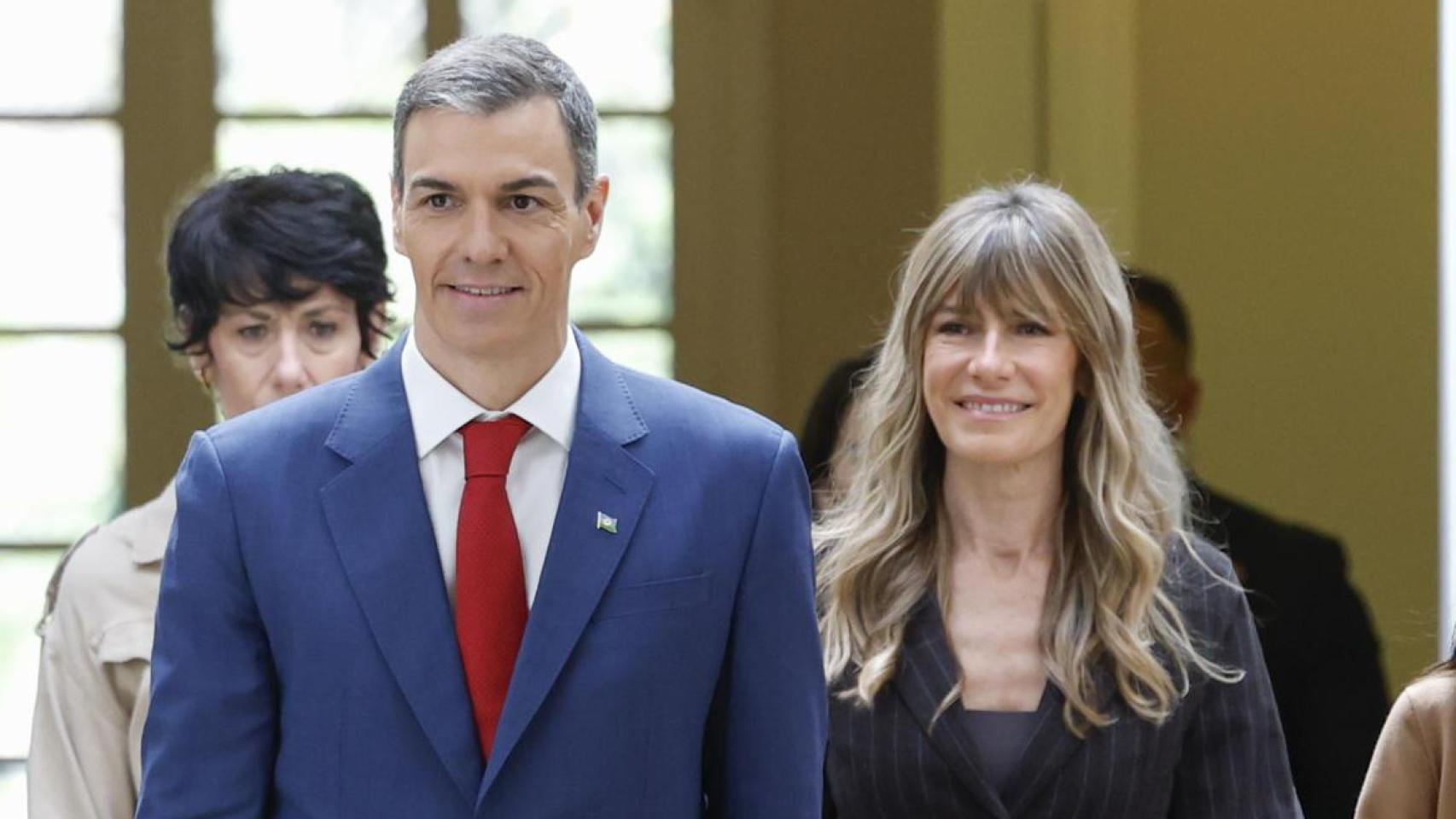 Begoña Gómez reaparece junto a Sánchez, tras cinco meses alejada de los focos, en un homenaje al pueblo gitano