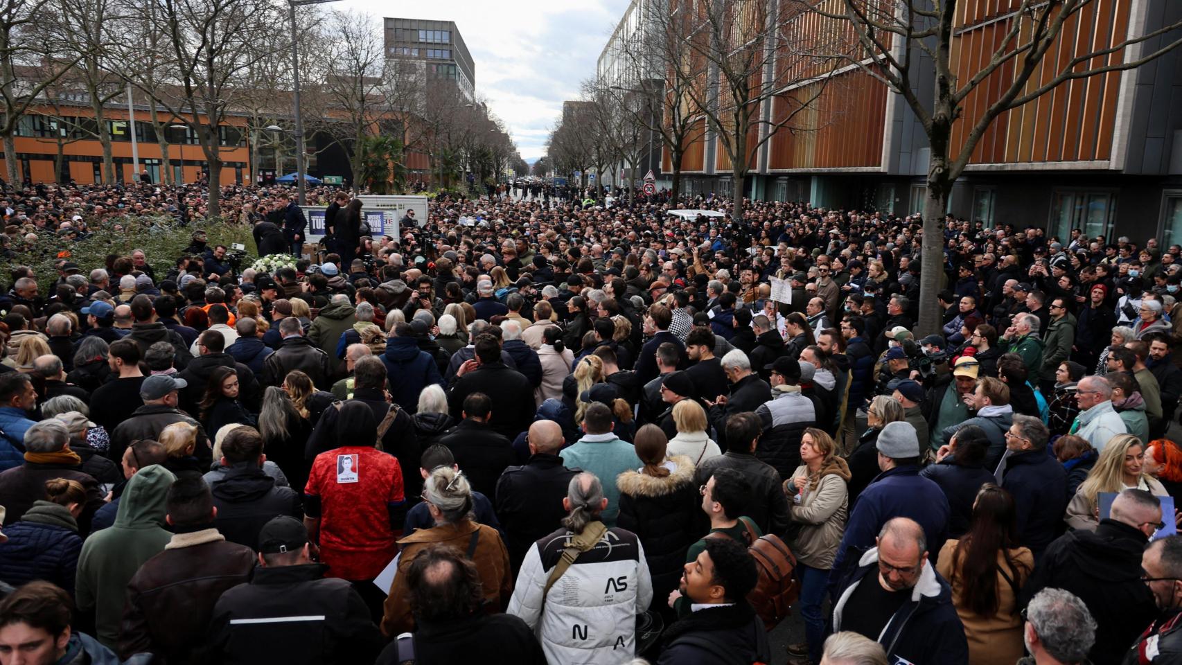 Lyon se blinda ante la presencia de grupos extremistas en el multitudinario homenaje al joven activista fallecido