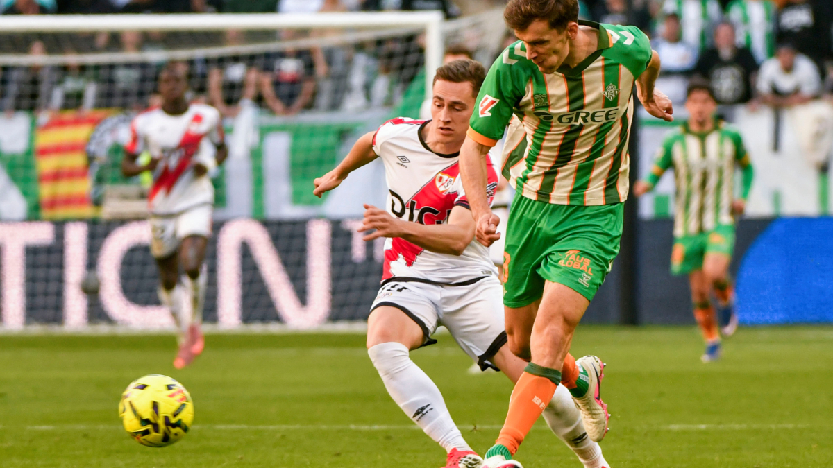 Diego Llorente, molesto con el VAR: "Vino para ayudar y a veces no es claro ni manifiesto"