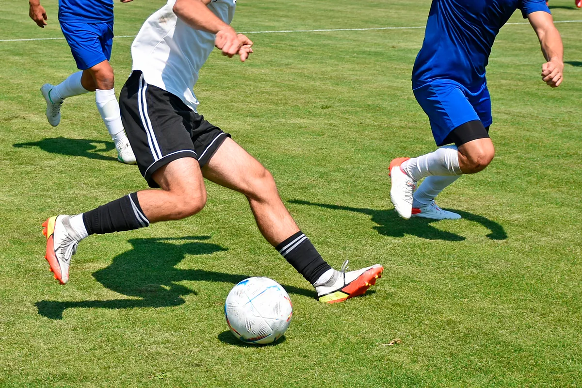España juega al fútbol, corre, nada y se engancha al pádel