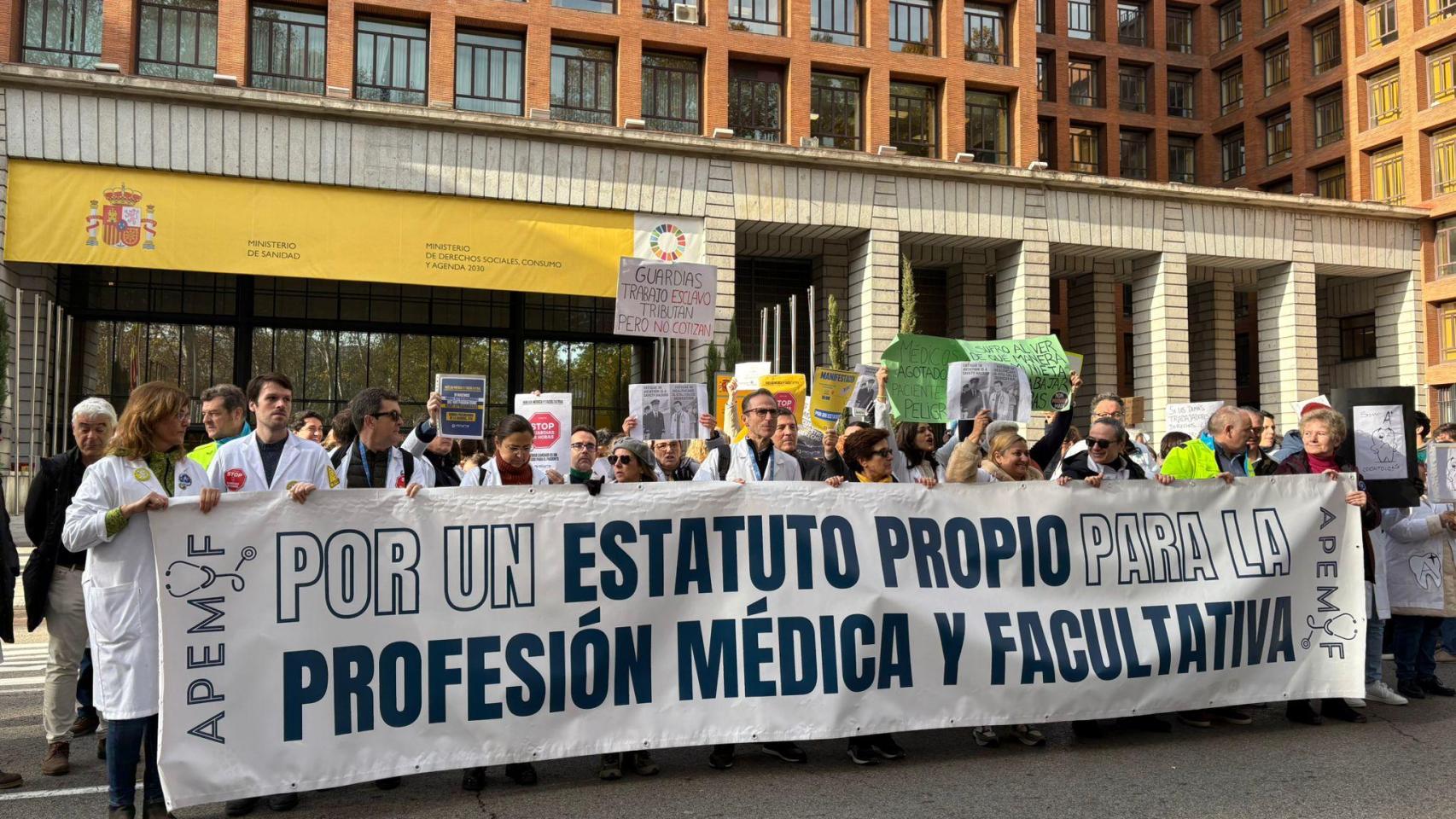Los médicos, de huelga, vuelven a llenar las calles por tercera vez este 2025: "Mónica traidora, ¿dónde estás ahora?"