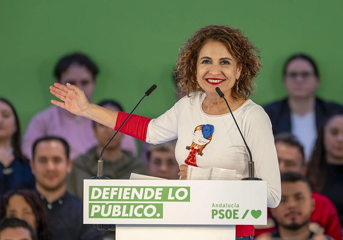 Montero promete una ley para preservar el habla andaluza, más plazas de FP, derogar la LUPA y gestionar el Cercanías