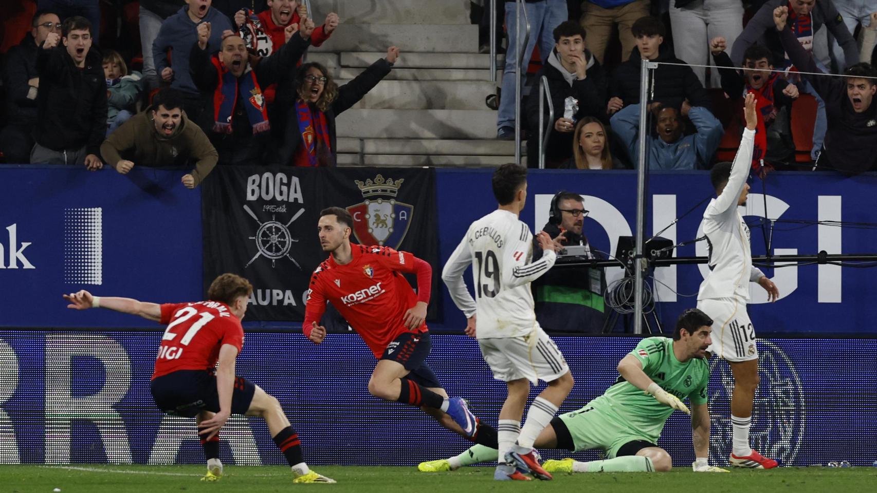 Un error que acaba la racha triunfal del Madrid de Arbeloa en Liga y el perdón de Ceballos: "Asumo mi responsabilidad"