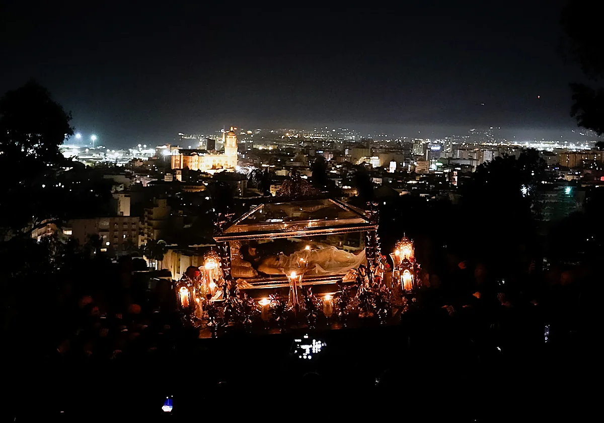 El vía crucis de antorchas, un canto al valor de lo auténtico