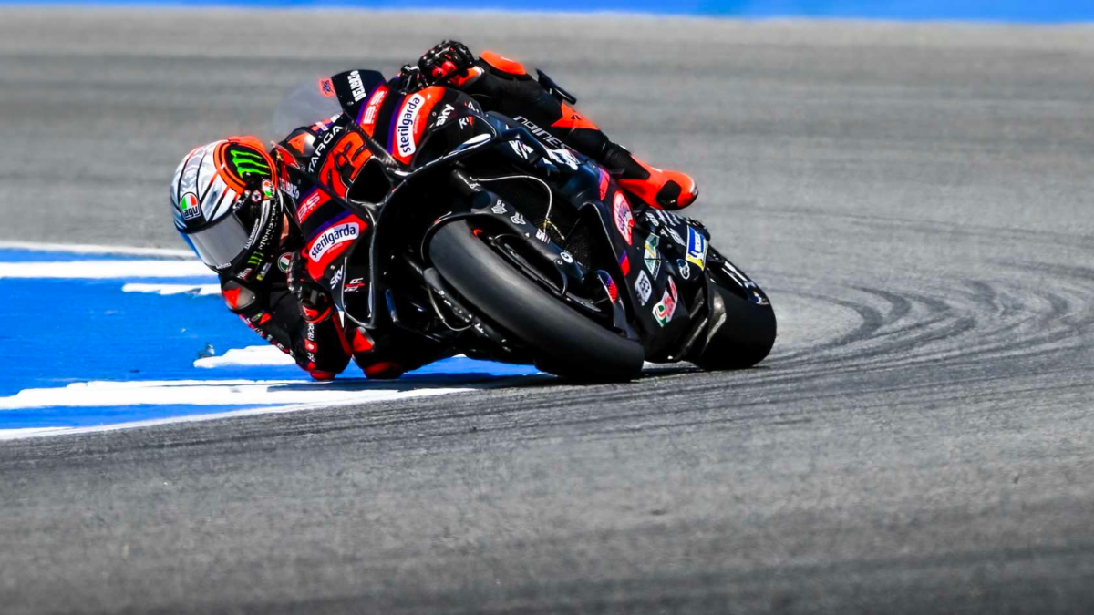 Bezzecchi, de récord, bate a un Marc Márquez que se vuelve a caer