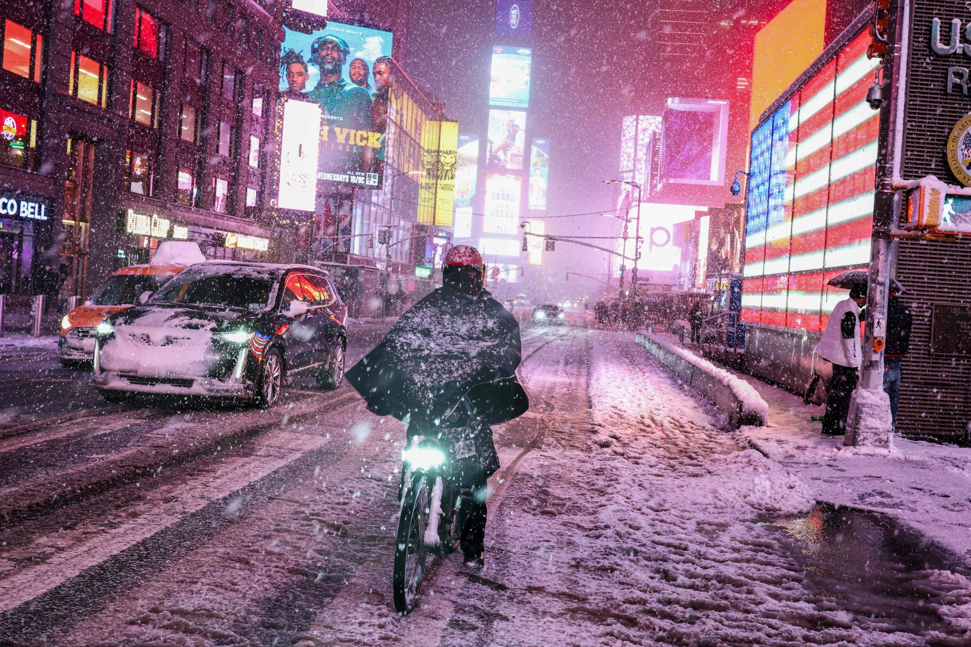 Nueva York declara el estado de emergencia ante la peor tormenta de nieve en una década