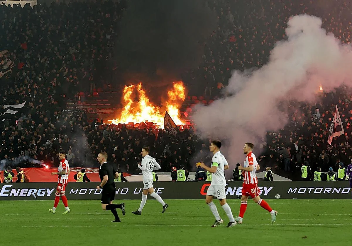 Los ultras del Partizan queman el estadio del Estrella Roja en pleno partido