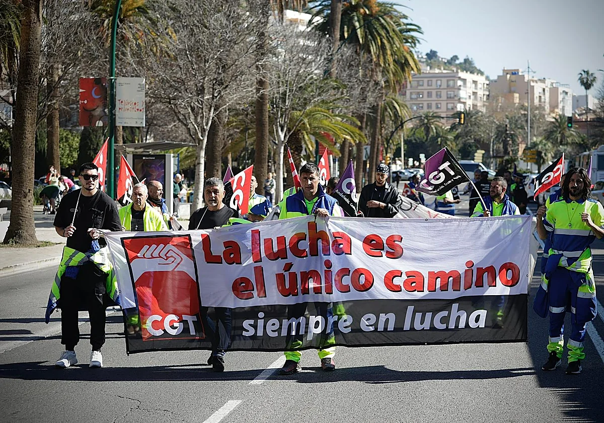 Empleados de una subcontrata de Emasa cortan parcialmente el Parque de Málaga tras 22 días de huelga