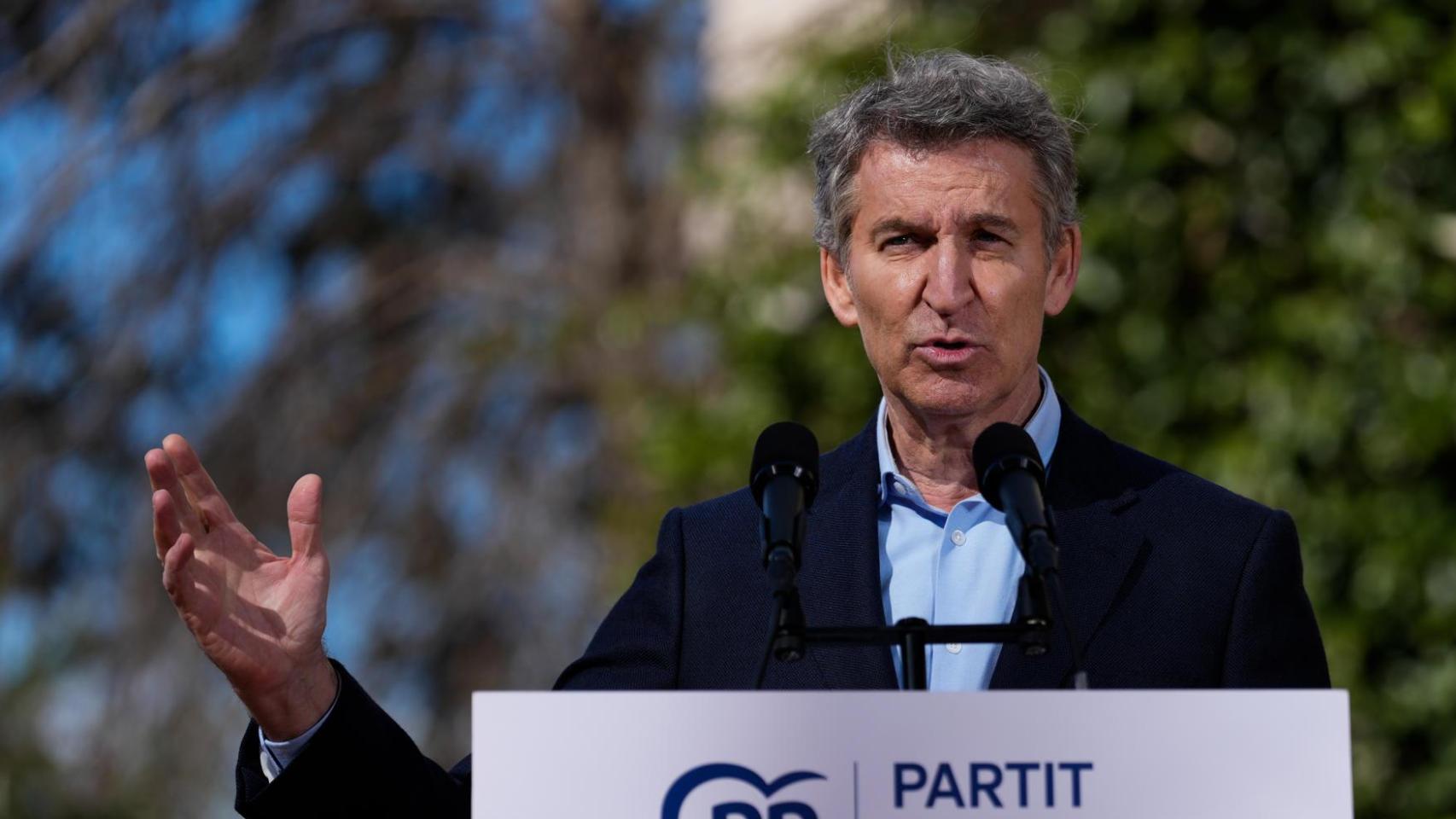 Feijóo toma las riendas de la negociaciones autonómicas con Vox para evitar "una repetición electoral" en Extremadura