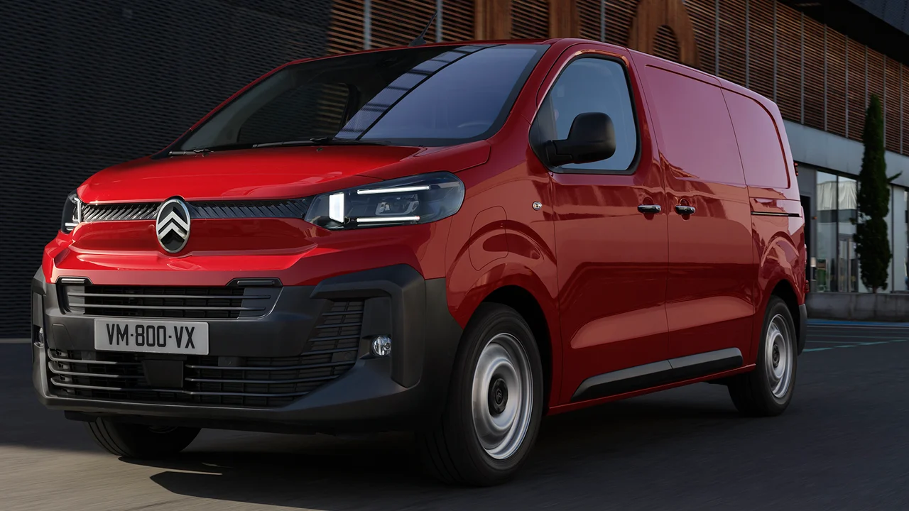 Las furgonetas de Stellantis estrenan motor diésel y el mensaje va con destinatarios: Ford y Volkswagen