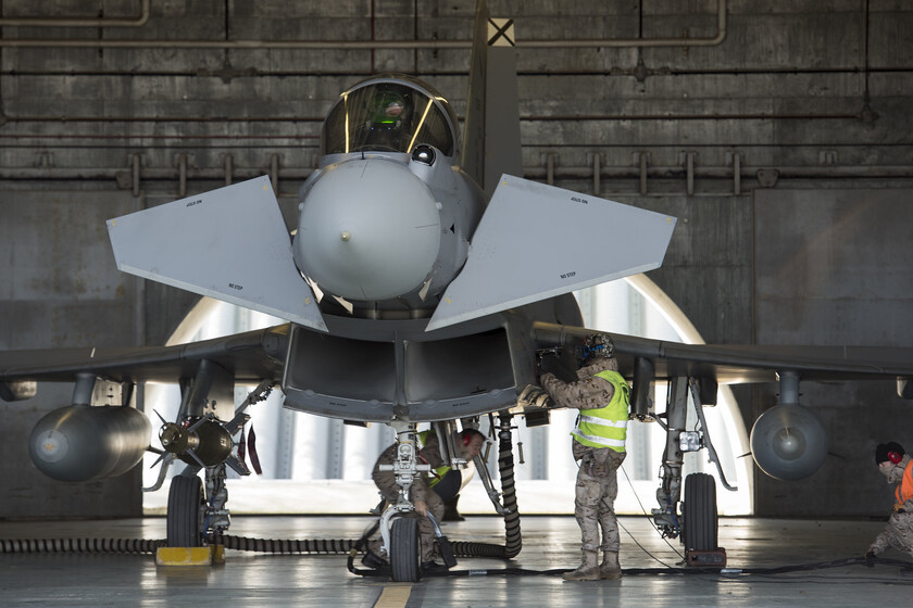 El principal problema de España no es de armas, cazas o drones. Es la cantidad de manos que le falta para utilizarlos