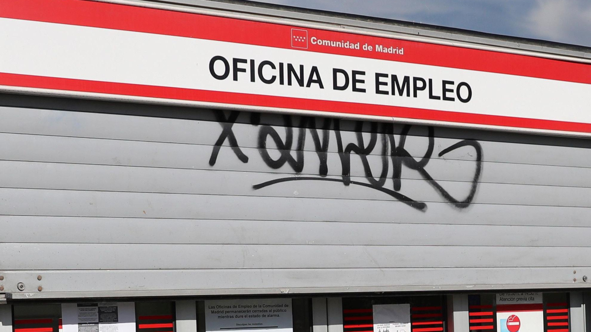 Un exdirectivo que ganaba más de 100.000 euros lleva al SEPE a los tribunales para cobrar más paro