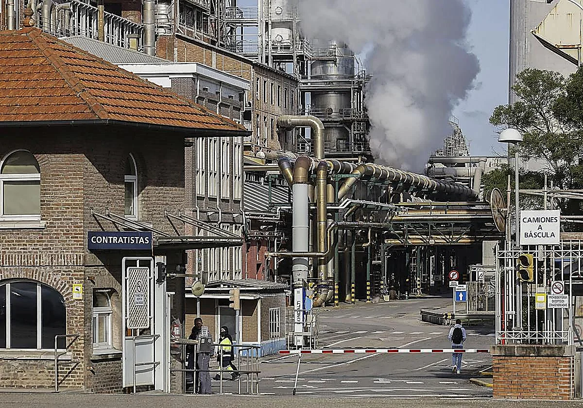 Solvay anuncia un ERE de hasta 77 personas en Barreda y un recorte estructural de un tercio de la producción