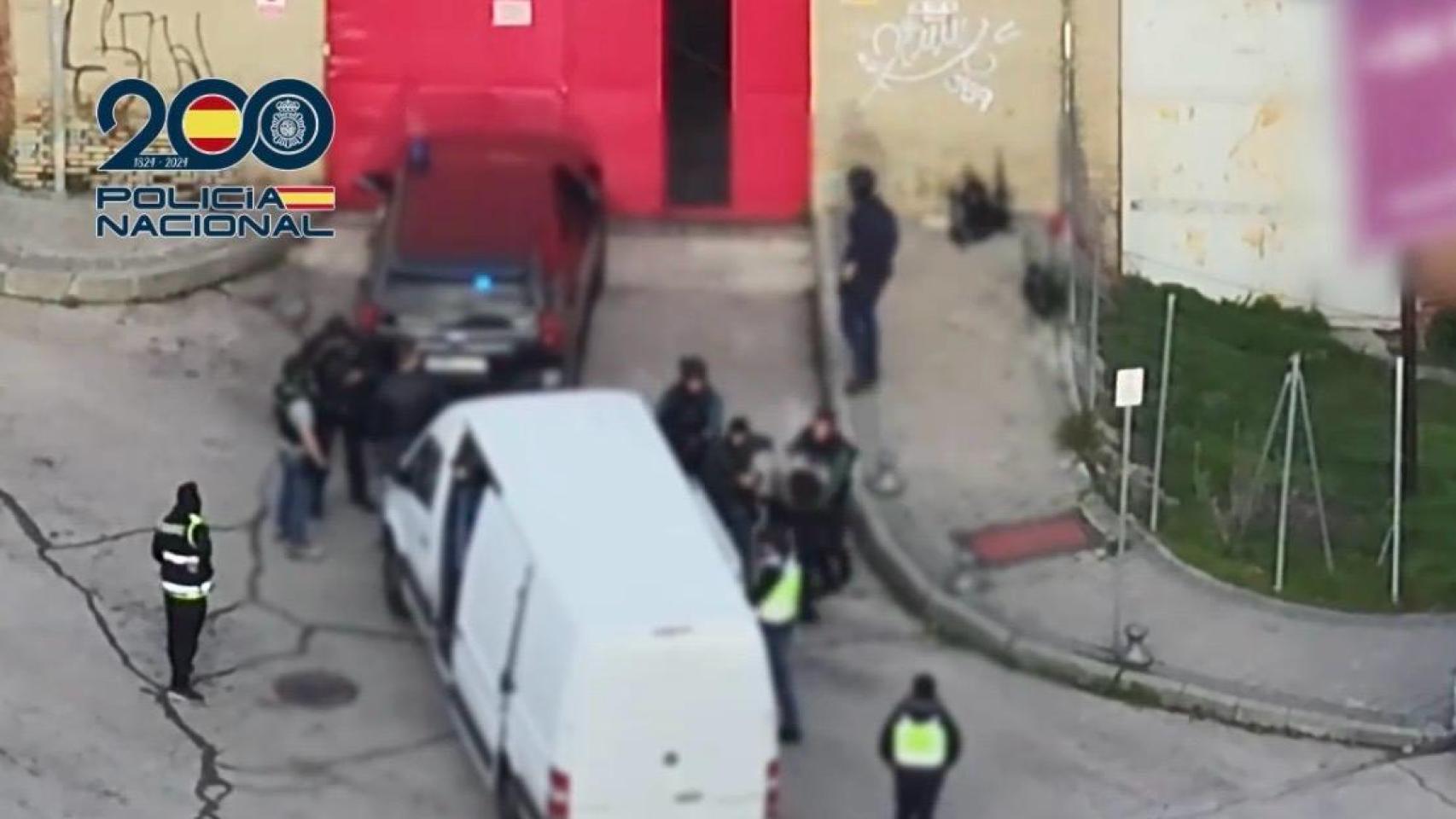 Toneladas de cocaína, un millón de euros y armas de guerra: cae en Madrid una banda dedicada al tráfico internacional de droga