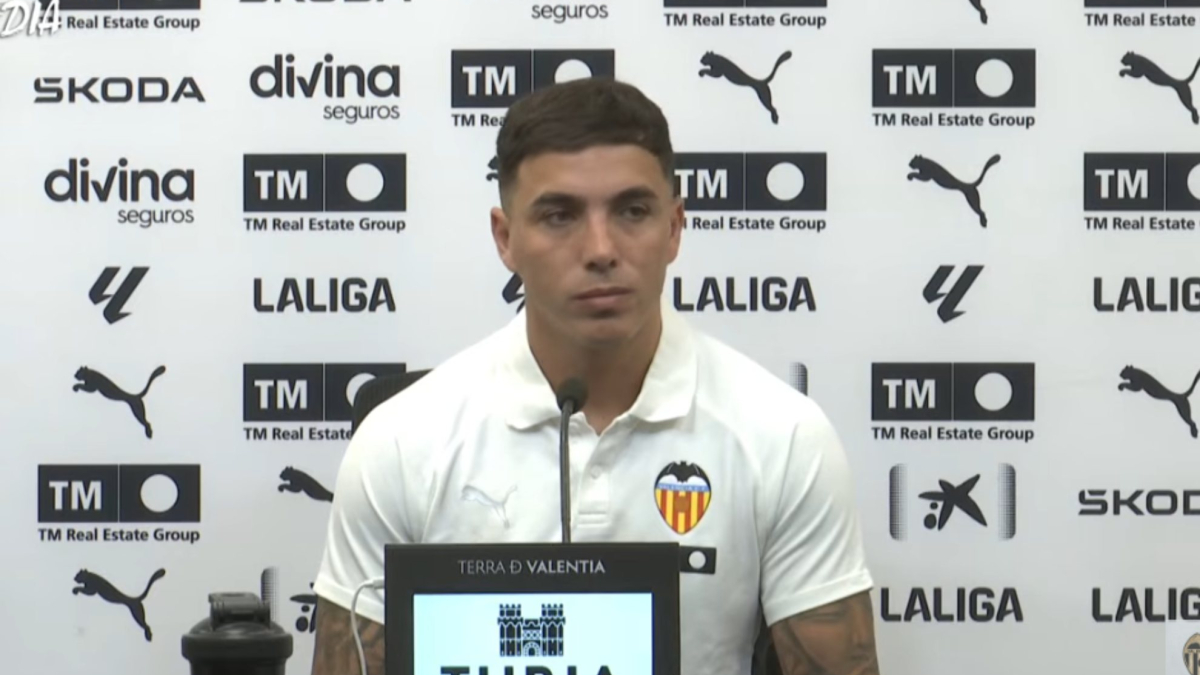 Renzo Saravia no se conforma con cuatro meses: "Daré mi vida por el Valencia, sería un sueño seguir aquí"