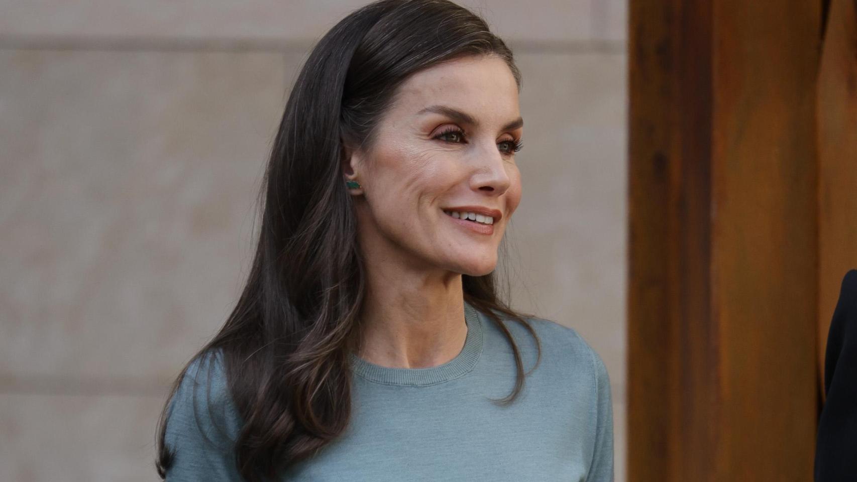 La cita de Letizia en Huesca para apoyar el talento joven y el guiño en forma de joya que confirma su mensaje