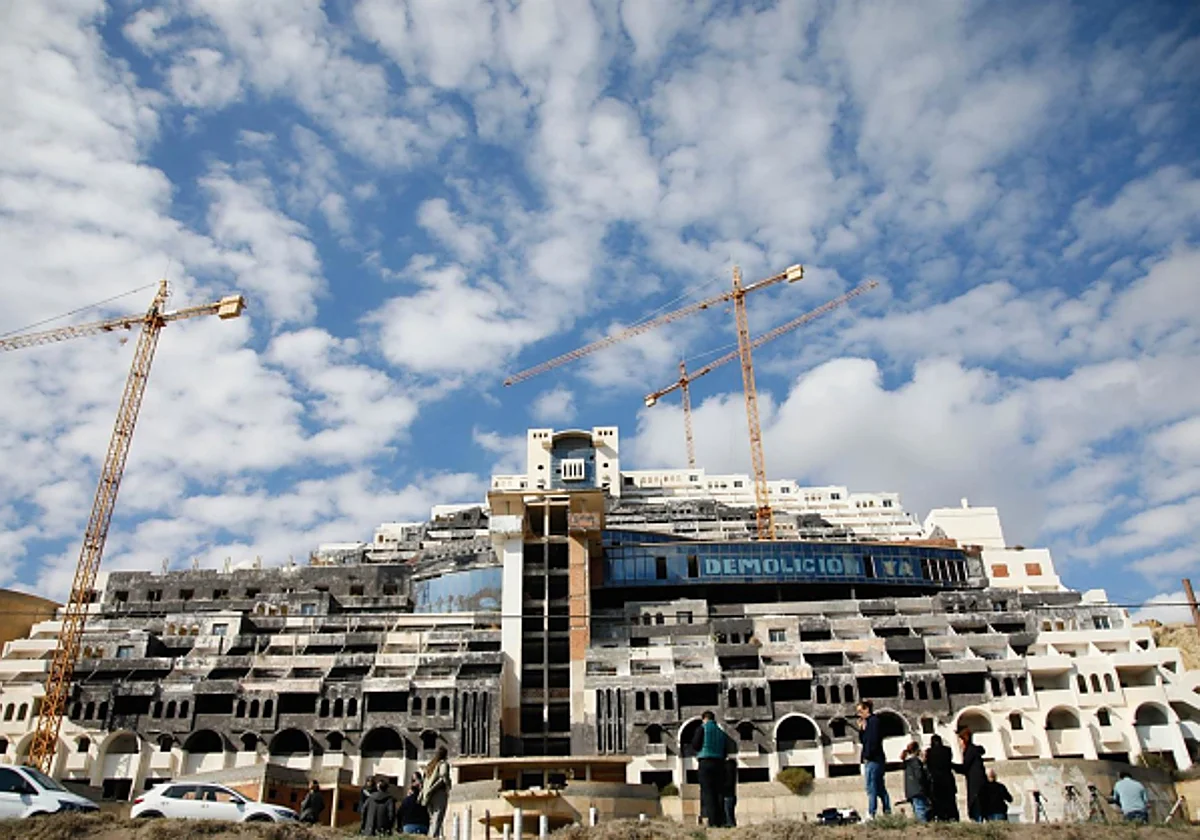 El Algarrobico Hotel: mayor faces criminal charges over 20-year legal deadlock