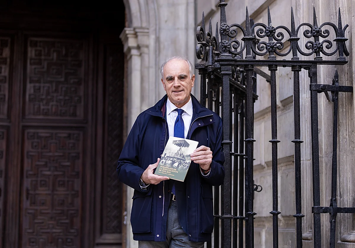 Andrés Camino: «'Vida y obra de 12 + 1 cofrades' es el libro biográfico más difícil que he escrito, pero también del que me siento más orgulloso»