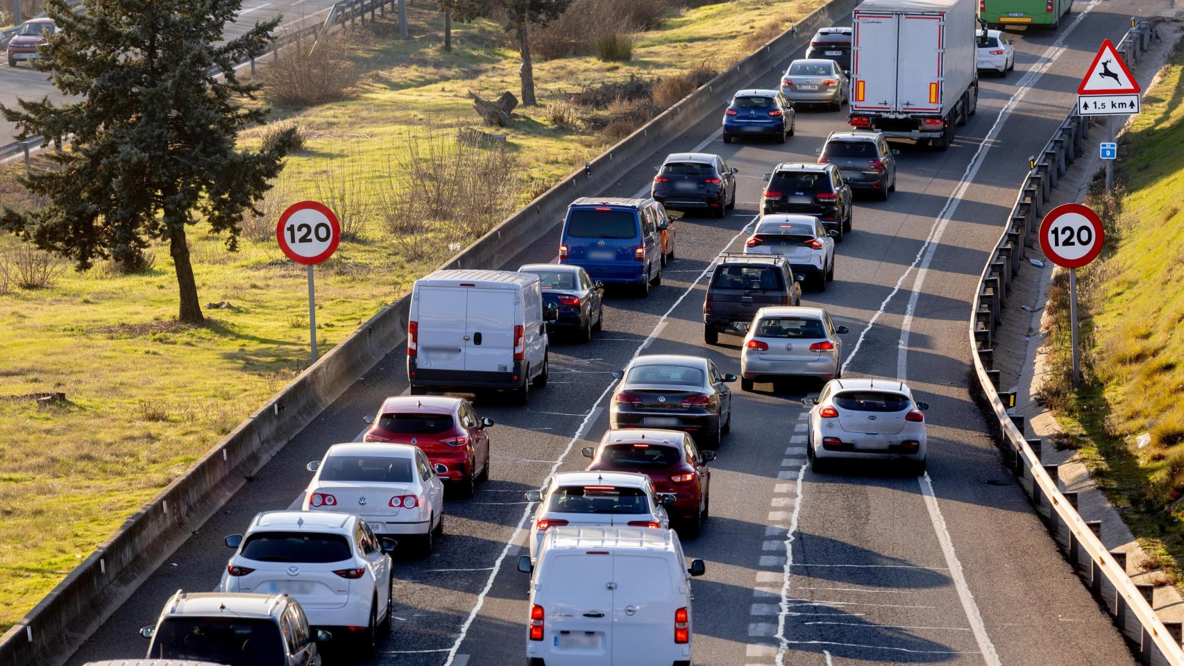 El incendio de un vehículo bloquea las entradas a Valencia y provoca retenciones kilométricas en la AP-7