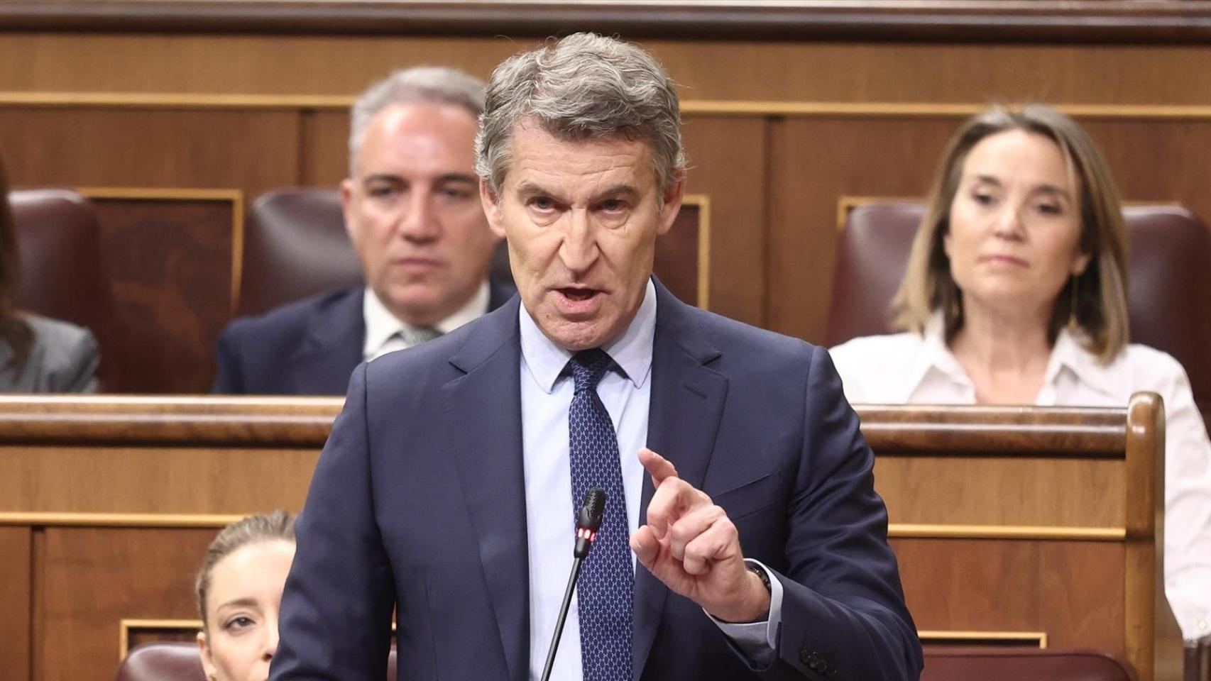 Feijóo pide a Sánchez que "desclasifique" la corrupción actual y Junts anuncia que votará otra vez no al ómnibus