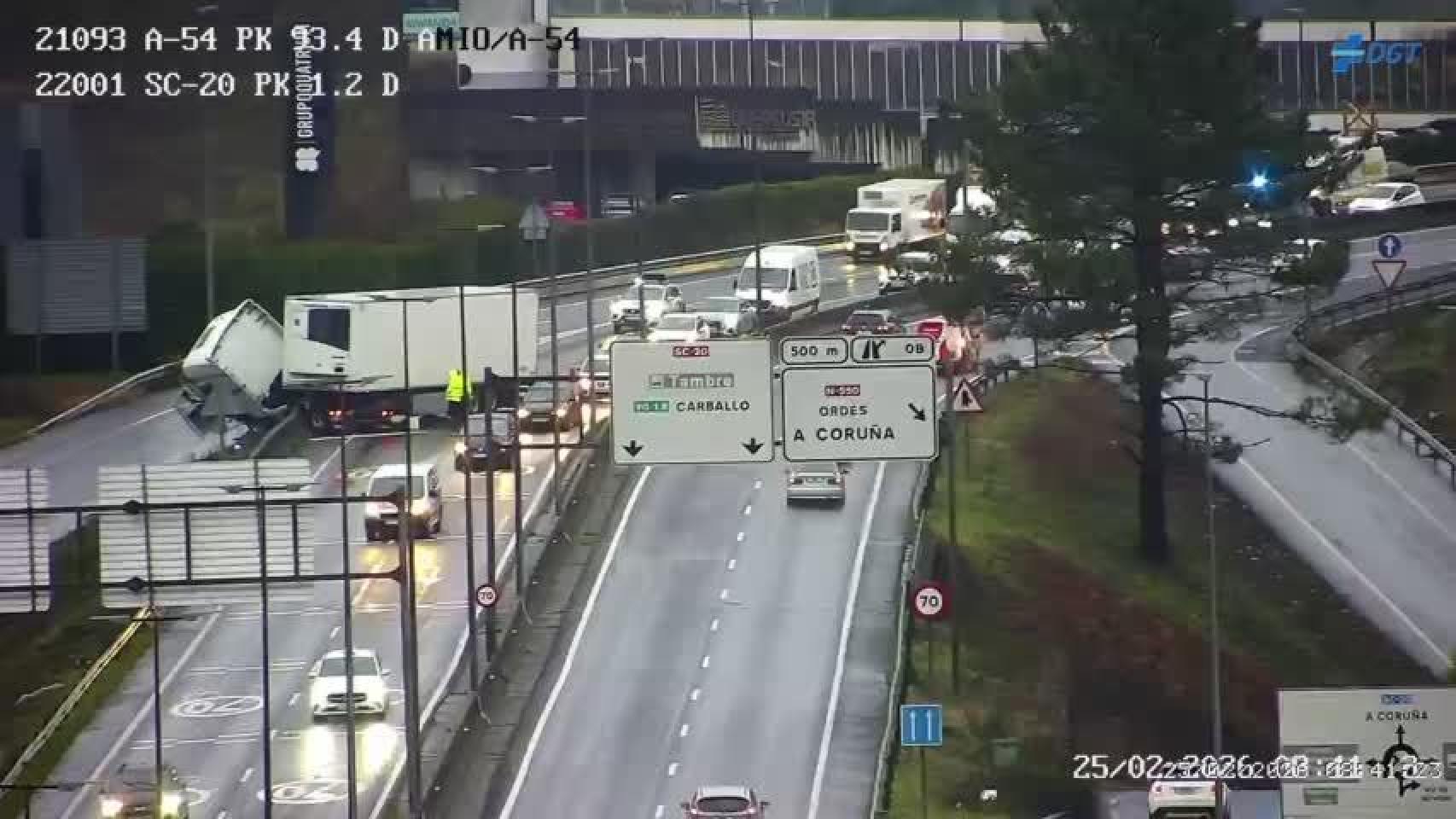 Un camión sufre una salida de vía en Santiago a la altura de San Lázaro