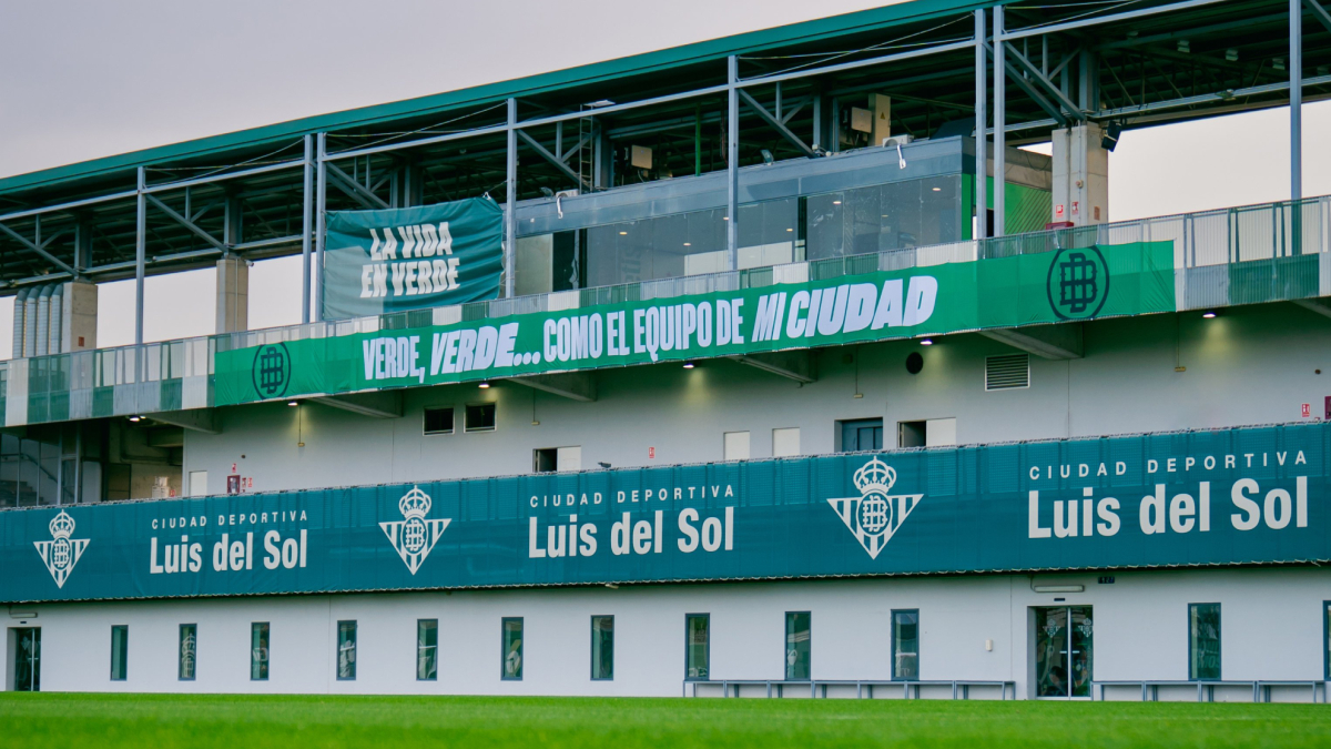 La plana mayor del Betis arropa a la plantilla en el entrenamiento