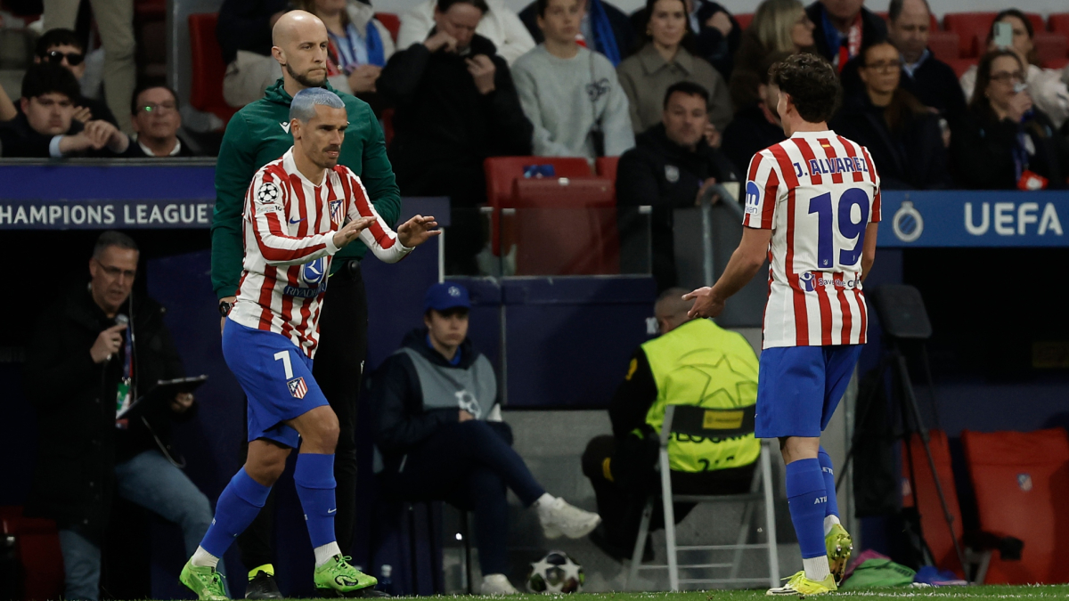 Julián Alvarez recibe el calor del Metropolitano... en su peor momento
