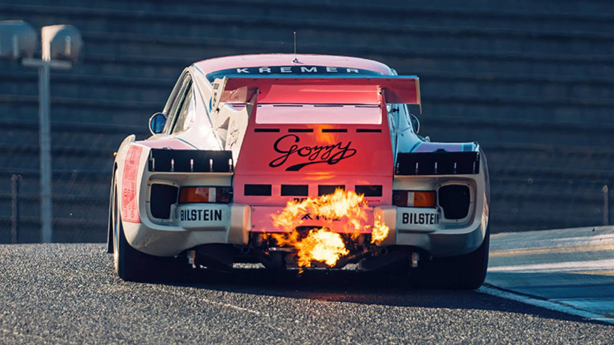 ¿Por qué muchos coches de carreras echan fuego por el escape, y por qué esto nunca sucede en los F1?