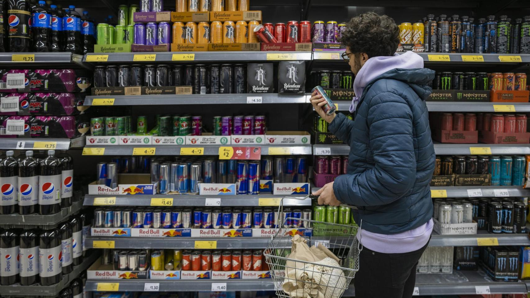 "¿Un Red Bull? Enséñeme el DNI": el Gobierno prohíbe la venta de bebidas energéticas a menores de 18 años