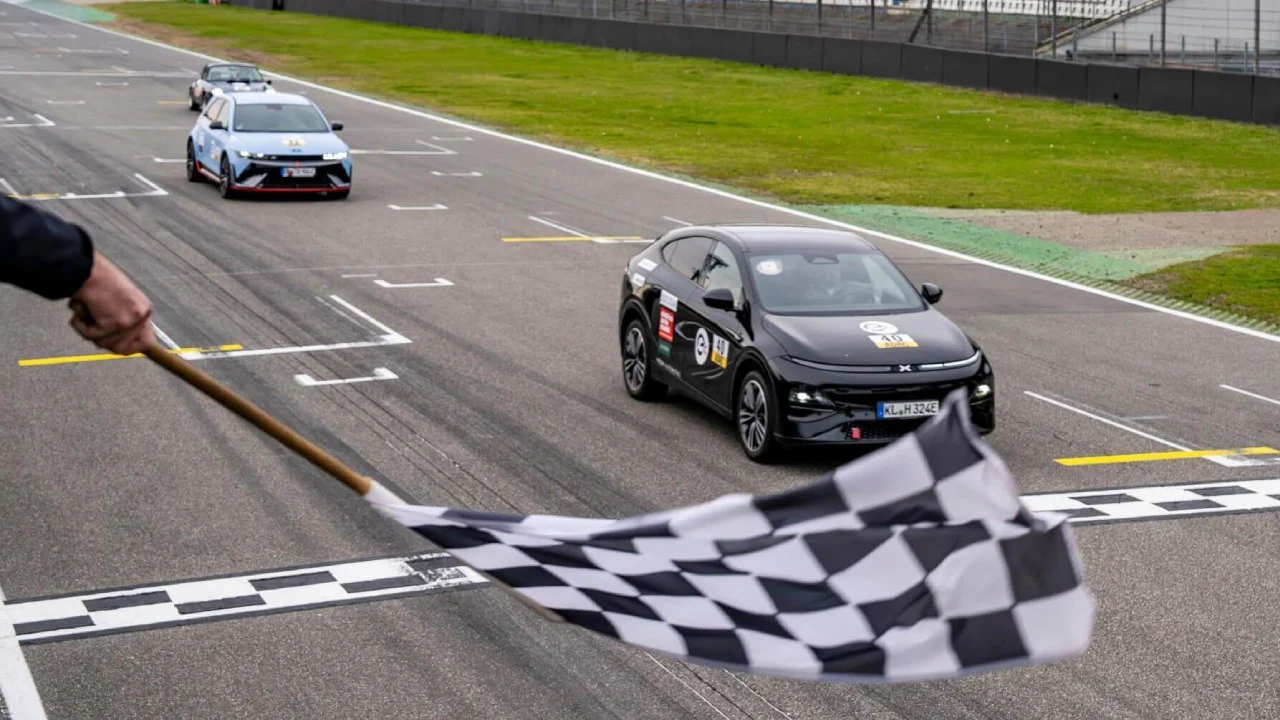 La carrera de resistencia donde corren eléctricos de calle: VW ID.3, Tesla Cybertruck, 3, KIA PV5, Porsche Taycan y BYD Seal, frente a frente
