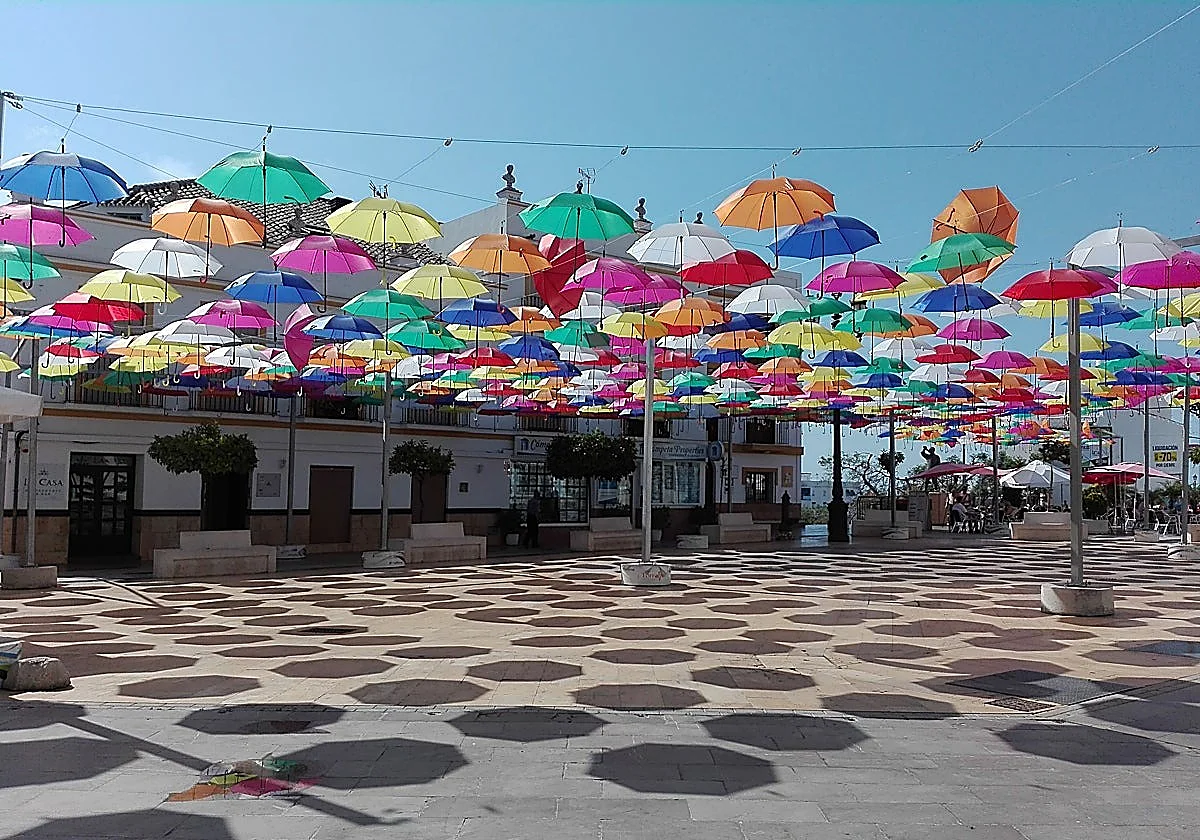 Torrox’s iconic umbrellas to return to Plaza de la Constitución