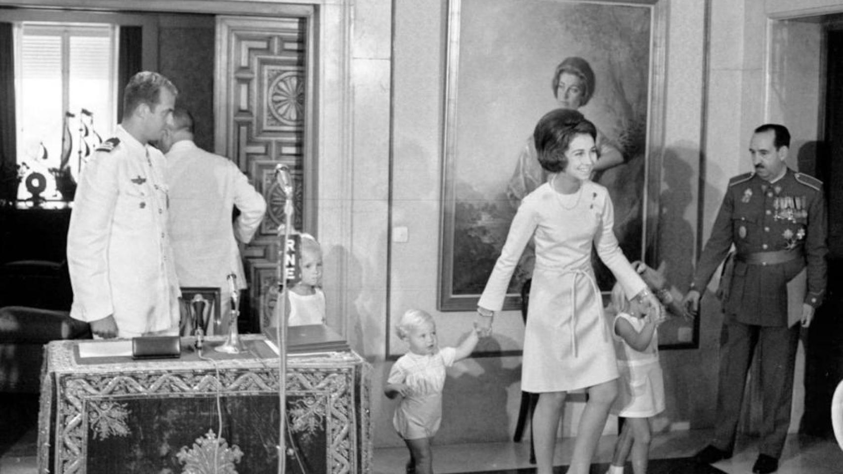 De la pistola apuntando a Suárez al avión para que Tejero escapara: 9 bulos del 23-F sobre la implicación de Juan Carlos I