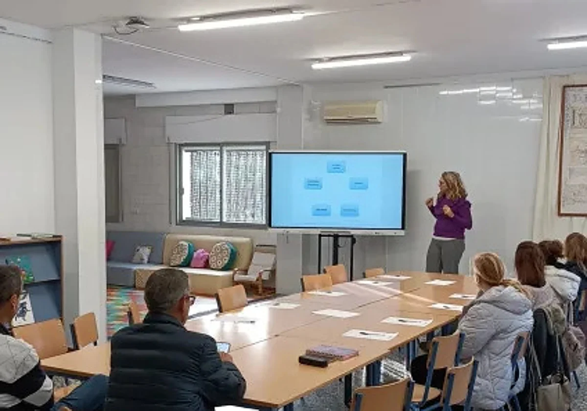 Más de medio centenar de madres y padres se forman en la Escuela Municipal de Familias de Rincón de la Victoria