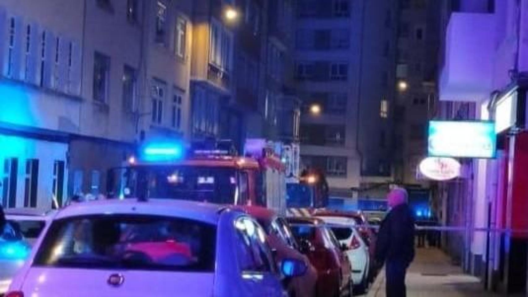 Los bomberos de A Coruña sofocan un incendio en un edificio okupa en Os Mallos