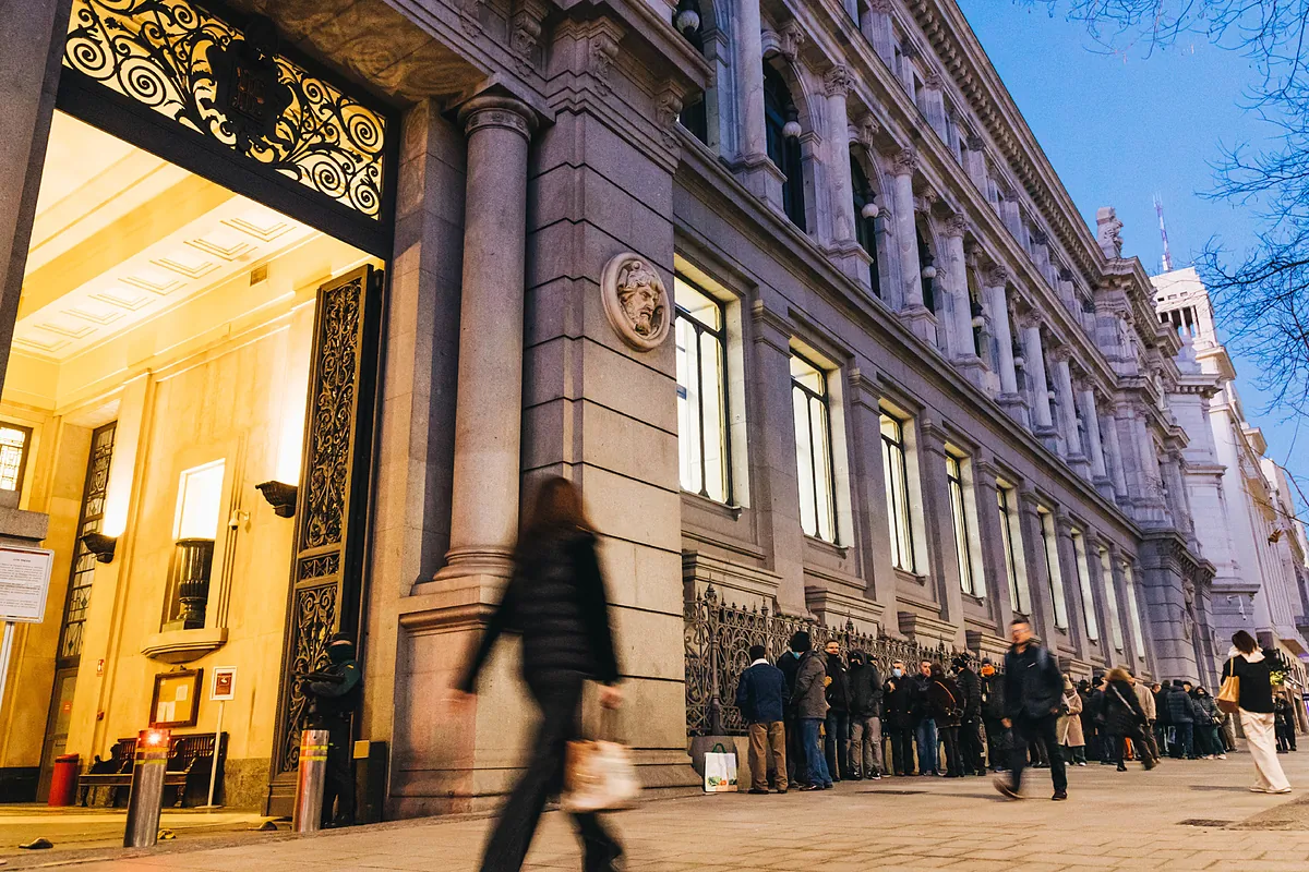 El Tesoro prevé emitir 55.000 millones en 2026 y dice adiós a los 'hombres de negro'