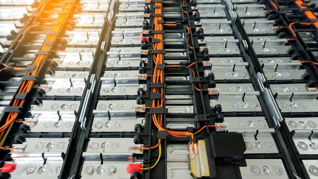 China saca otra batería que apunta a lo imposible: agua como base, cero fuego y 30 años de duración