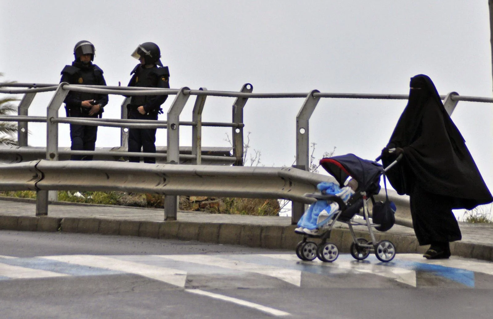 Málaga no prohibirá el uso del burka o prendas que tapen el rostro en oficinas municipales