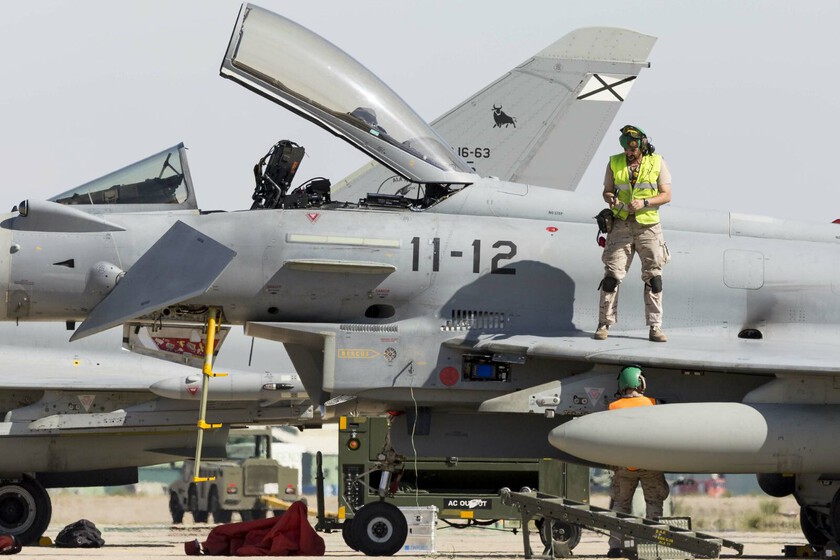 Alguien va a tener que dar explicaciones en España. Una tienda de motos no solo vendía cascos: también material para los Eurofighter