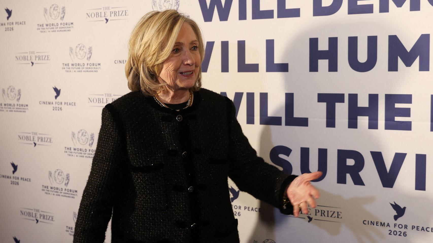 Hillary Clinton dice a un comité del Congreso que desconocía la "actividad delictiva" de Epstein y pide que citen a Trump