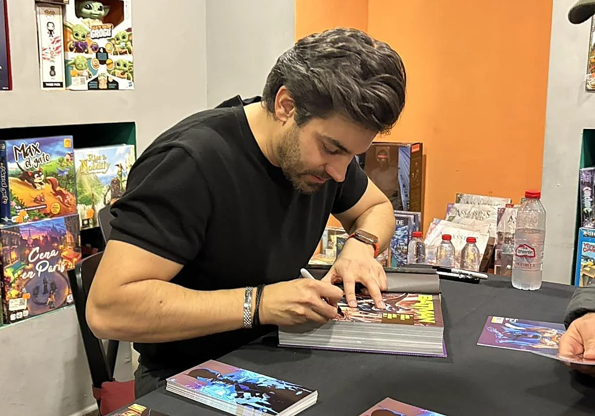 Más de 200 fans de Batman hacen cola en Málaga para conseguir la firma de su dibujante